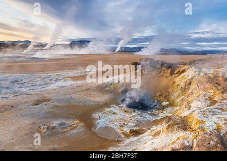 Vapeur de trous de boue et solfataras dans la zone géothermique de Hverir près du lac Myvatn, dans le nord de l'Islande Banque D'Images