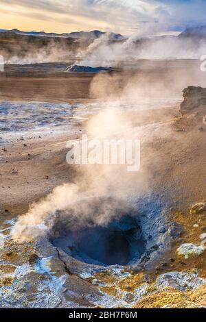 Vapeur de trous de boue et solfataras dans la zone géothermique de Hverir près du lac Myvatn, dans le nord de l'Islande Banque D'Images