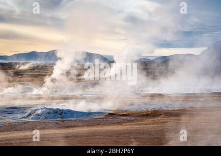 Vapeur de trous de boue et solfataras dans la zone géothermique de Hverir près du lac Myvatn, dans le nord de l'Islande Banque D'Images