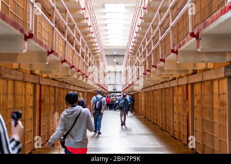 Prison d'Alcatraz B Block prisonniers cellule et quelques touristes et visiteurs à l'intérieur de la maison de cellules, San Francisco Californie États-Unis, 30 mars 2020 Banque D'Images