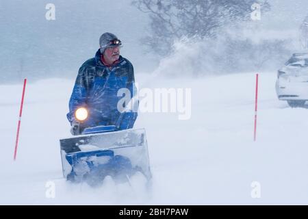 Directeur d'installation à cheval sur un souffleur de neige dans un blizzard lourd dans le nord de la Norvège Banque D'Images