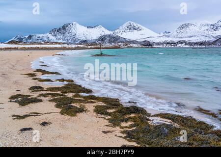 Paysage d'hiver idyllique sur l'archipel de Sommarøy paysage d'hiver idyllique sur l'archipel de Sommarøy, dans le nord de la Norvège, près de Tromsoe Banque D'Images