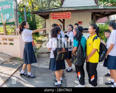 Les étudiants thaïlandais s'y sont inscrits et sont vérifiés avant de quitter l'école à la maison chaque soir à l'école par le maître d'étudiant. Hua Hin, Thaïlande 1er septembre Banque D'Images