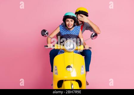 Portrait de son il elle belle gentille positive gai gai couple fille conduisant moped gars cachant visage peeking passer du temps s'amuser Banque D'Images