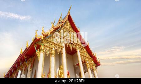 Photo de Wat Khao Noi; beau temple avec un motif doré décorant avec le ciel bleu comme arrière-plan juillet 20.2017 Pranburi, Thaïlande Banque D'Images