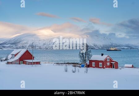 Brise-glace sur le fjord de Grotsund, au nord de Tromso, au nord de la Norvège Banque D'Images