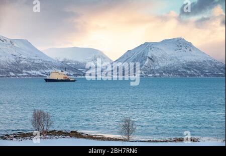 Brise-glace sur le fjord de Grotsund, au nord de Tromso, au nord de la Norvège Banque D'Images