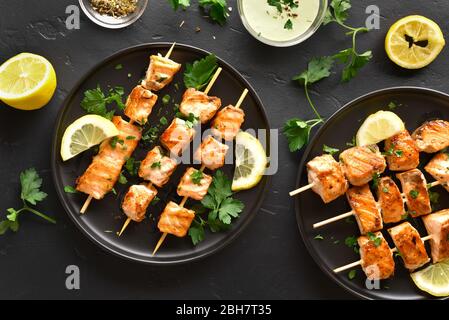 Brochette de saumon grillé. Les brochettes de saumon Barbecue pierre noire sur l'arrière-plan. Haut de la vue, télévision lay Banque D'Images