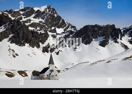 Église, église de chasse à la baleine de style norvégien devant les sommets de montagne dans la neige, ancienne station de chasse à la baleine Grytviken, Géorgie du Sud, Géorgie du Sud et le Banque D'Images