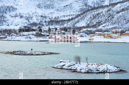 Village de pêcheurs d'Oldervik dans le nord de la Norvège et un profond couverture de neige en hiver Banque D'Images