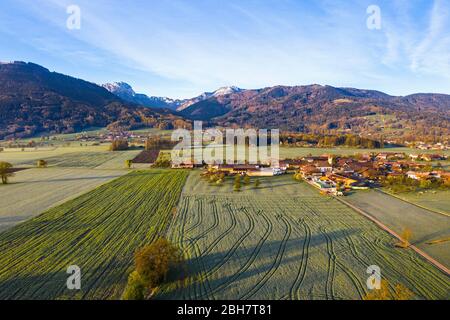 Village Wiechs près de Bad Feilnbach, dans le dos de la montagne Wendelstein, montagnes de Mangfall, tir aérien, contreforts des Alpes, Haute-Bavière, Bavière Banque D'Images