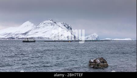 Ferme piscicole en hiver sur l'île de Vengsøy, dans le nord de la Norvège Près de Tromsoe Banque D'Images