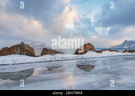 Paysage d'hiver à l'aube polaire sur l'île de Kvaløya et le fjord près de Tromso, au nord de la Norvège Banque D'Images