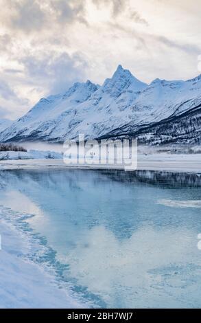 Paysage hivernal glacé dans les Alpes de Lyngen, Finnmark dans le nord de la Norvège au nord du cercle polaire Banque D'Images