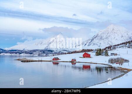 Paysage hivernal glacé dans les Alpes de Lyngen, Finnmark dans le nord de la Norvège au nord du cercle polaire Banque D'Images