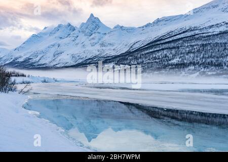 Paysage hivernal glacé dans les Alpes de Lyngen, Finnmark dans le nord de la Norvège au nord du cercle polaire Banque D'Images