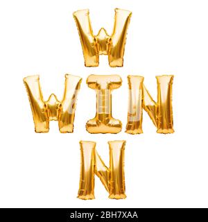 Mots GAGNER GAGNER en or gonflables ballons isolés sur blanc. Lettres en feuilles dorées à l'hélium. Message pour les gagnants, les champions. Gagnez Banque D'Images