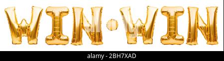 Mots GAGNER GAGNER en or gonflables ballons isolés sur blanc. Lettres en feuilles dorées à l'hélium. Message pour les gagnants, les champions. Gagnez Banque D'Images