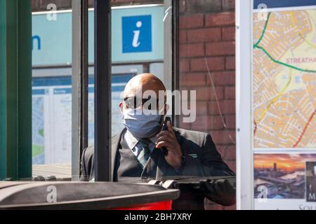 Travailleur clé de sexe masculin portant un équipement de protection individuelle pendant l'éclosion de la VID19, Streatham, South London, 24/04/2020 Banque D'Images