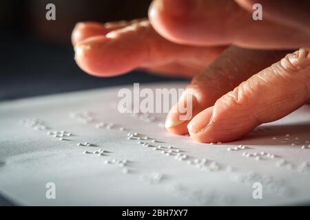 Gros plan photo d'une femme mains lecture du texte de braille Banque D'Images