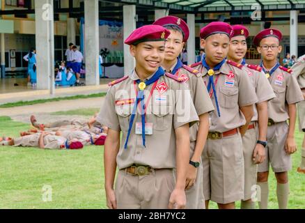 Photo du groupe de boyscout thaïlandais s'élève à la doublure dans le terrain de football de l'école pour apprendre l'activité de camping scout. Pranburi, Thaïlande 7 juin 2017 Banque D'Images