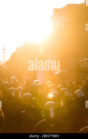 01.05.2019, Berlin, Berlin, Allemagne - des policiers accompagnent la manifestation du jour de mai de la révolution au coucher du soleil. 0MK190501D005CAROEX.JPG [MODÈLE Banque D'Images