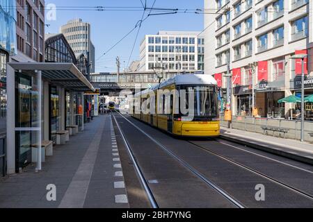 23.03.2020, Berlin, Berlin, Allemagne - Berlin pendant la sortie de l'hôtel: Arrêt de tramway vide à Friedrichstrasse à Berlin Mitte. 0MK200323D002CAROEX.JPG Banque D'Images