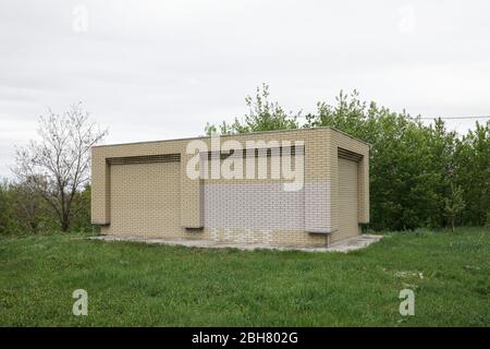 29.04.2019, Kharkiv, , Ukraine - Brick bâtiment sans fonction reconnaissable à Kharkiv. 00P190429D763CAROEX.JPG [VERSION DU MODÈLE : NON APPLICABLE, Banque D'Images