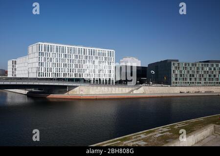 26.03.2020, Berlin, Berlin, Allemagne - immeuble de bureaux et Ministère de l'éducation et de la recherche sur la rive de la chapelle de Berlin-Mitte. De gauche à droite Banque D'Images