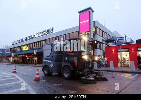 07.02.2020, Schoenefeld, Brandebourg, Allemagne - Sweeper de Veolia devant le terminal de l'aéroport Berlin-Schoenefeld. 00S200207D087CAROEX. Banque D'Images