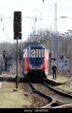 22.03.2020, Zossen, Brandebourg, Allemagne - express régional de la ligne 5 de la gare. 00S200322D099CAROEX.JPG [AUTORISATION DU MODÈLE : NON, AUTORISATION DE PROPRIÉTÉ : YE Banque D'Images