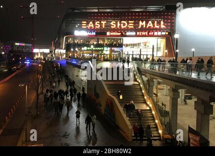 25.01.2020, Berlin, , Allemagne - le centre commercial East Side Mall sur la rue Tamara Danz la nuit. 00S200125D450CAROEX.JPG [AUTORISATION DU MODÈLE : NON, AUTORISATION DE PROPRIÉTÉ : NON (C Banque D'Images