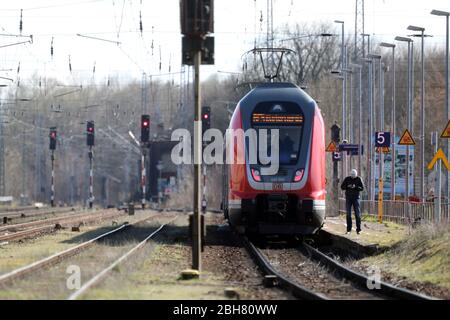 22.03.2020, Zossen, Brandebourg, Allemagne - express régional de la ligne 5 de la gare. 00S200322D101CAROEX.JPG [AUTORISATION DU MODÈLE : NON, AUTORISATION DE PROPRIÉTÉ : YE Banque D'Images