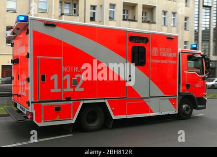 03.04.2020, Berlin, , Allemagne - course mobile des pompiers de Berlin en action. 00S200403D149CAROEX.JPG [AUTORISATION DU MODÈLE : NON APPLICABLE, PROPRIÉTÉ R Banque D'Images