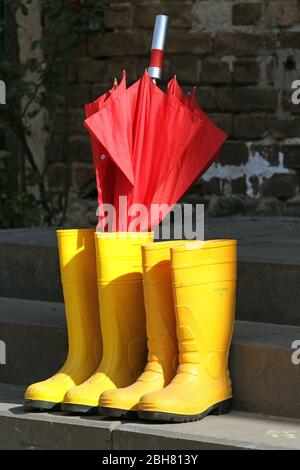 09.04.2020, Neuenhagen, Brandebourg, Allemagne - Allemagne - Parapluie et bottes en caoutchouc sur un escalier. 00S200409D176CAROEX.JPG [VERSION DU MODÈLE : NON APPLICA Banque D'Images