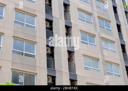 Photo de la copropriété brun Uni avec beaucoup de fenêtres et le système de refroidissement à ses terrasses montrant le nombre de résidents en elle, Bangkok, Thaïlande Nov Banque D'Images