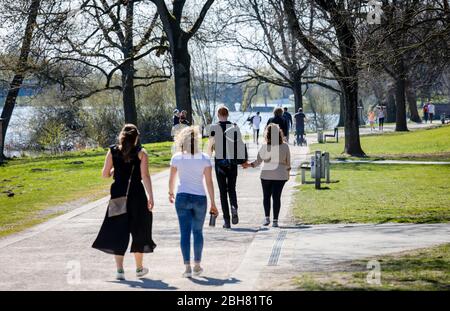 06.04.2020, Muenster, Rhénanie-du-Nord-Westphalie, Allemagne - Loisirs au Aasee pendant la Coronakhrene, les jeunes marchent autour de l'Aasee en el-Rule Banque D'Images