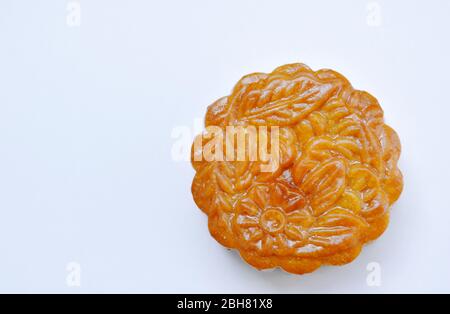 gâteau de lune dessert de tradition chinoise en festival sur fond blanc Banque D'Images