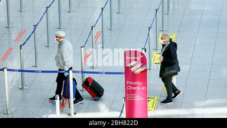 09.04.2020, Düsseldorf, Rhénanie-du-Nord-Westphalie, Allemagne - Aéroport de Düsseldorf, passagers avec porte-parole au comptoir d'enregistrement Eurowings Banque D'Images