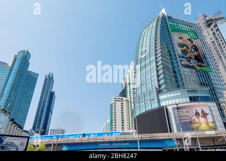 Les bâtiments en verre Chang de Bangkok avec le train aérien BTS en premier plan et le fond bleu ciel montrant son design et trafic. Bangkok, Thaïlande avril Banque D'Images