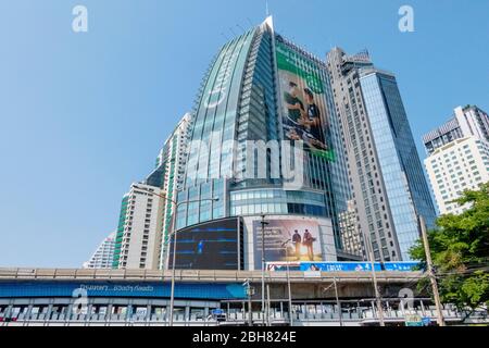 Les bâtiments en verre Chang de Bangkok avec le train aérien BTS en premier plan et le fond bleu ciel montrant son design et trafic. Bangkok, Thaïlande avril Banque D'Images