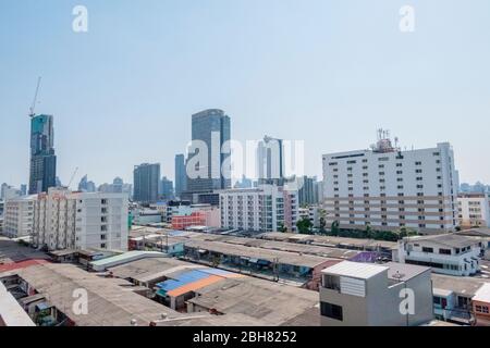 Les bâtiments en verre Chang de Bangkok ville avec fond bleu ciel montrant son design et trafic. Bangkok, Thaïlande le 14 avril 2018 Banque D'Images