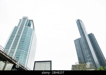 Les bâtiments en verre DTAC de Bangkok avec fond bleu ciel montrant sa conception et son trafic. Bangkok, Thaïlande le 14 avril 2018 Banque D'Images