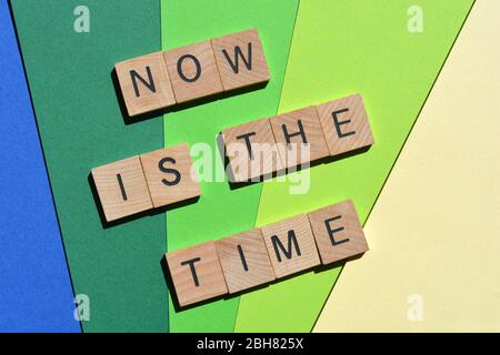 C'est maintenant le temps, expression en lettres de bois Banque D'Images