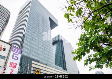 Les bâtiments du G à Bangkok avec fond bleu ciel montrant son design et la circulation. Bangkok, Thaïlande le 14 avril 2018 Banque D'Images