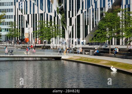 17.04.2020, Düsseldorf, Rhénanie-du-Nord-Westphalie, Allemagne - Koe-Bogen à Koenigsalle, rue commerçante avec peu de personnes en temps de pandémie de Corona W Banque D'Images