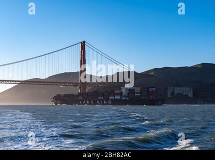 Bateau à conteneurs en naviguant sur l'océan pacifique près de la baie de San Francisco et du pont du Golden Gate, San Francisco CA USA, 30 mars 2020 Banque D'Images