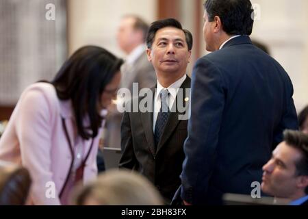 Austin, Texas Etats-Unis, 27 mai 2009: Le législateur vietnamien-américain Hubert Vo (D-Houston, centre) parle avec ses collègues à la Chambre des représentants du Texas. ©Bob Daemmrich Banque D'Images