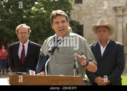 San Antonio, Texas États-Unis, 15 juin 2009: Le gouverneur du Texas Rick Perry parle devant l'Alamo avec des vêtements informels et le bras droit dans le harnais après avoir subi un os de col cassé tout en montant son vélo. ©Marjorie Kamys Cotera/Bob Daemmrich Photographie Banque D'Images