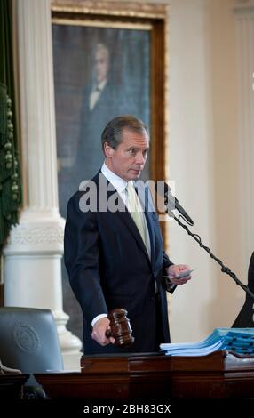 Austin Texas États-Unis, 27 mai 2009: Le lieutenant-gouverneur du Texas David Dewhurst Gavels dans une session du Sénat du Texas. ©Bob Daemmrich Banque D'Images